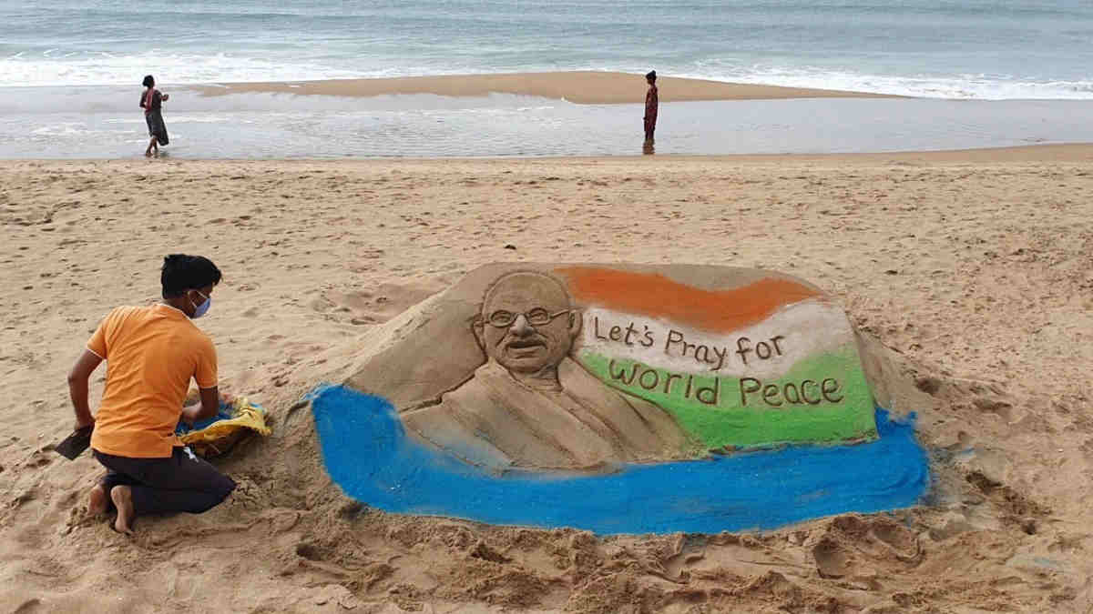 Manas Kumar Sahoo paid tribute to Mahatma Gandhi with sand art