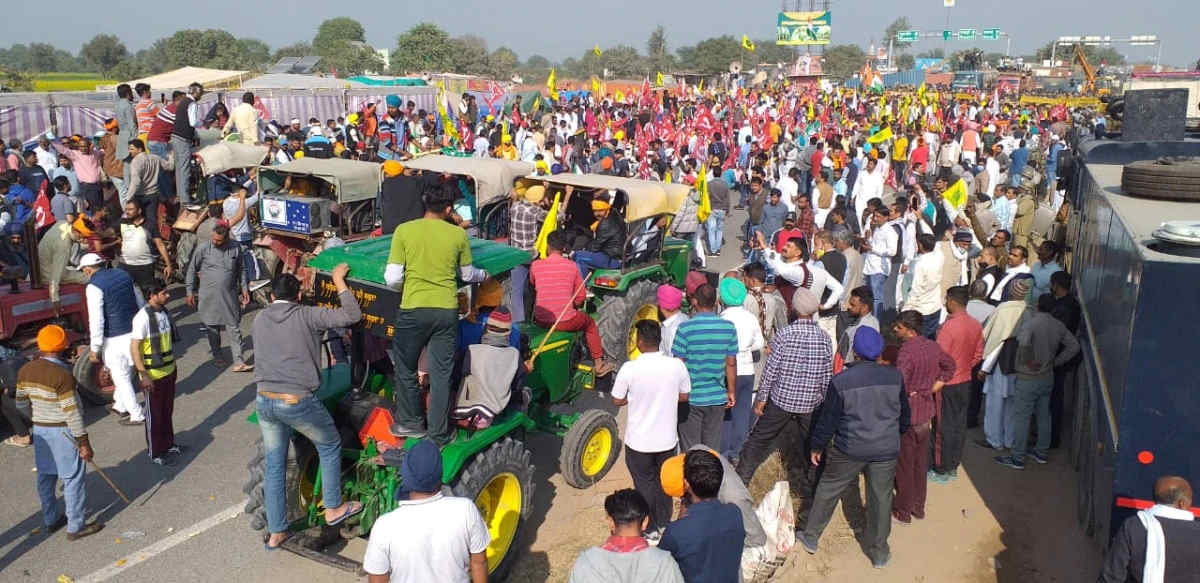 Farmers continued to pour in from various parts of Uttar Pradesh and Uttarkhand, increasing their strength at the Ghazipur (Delhi-UP) border to over 12,000. A large number of protesters also blocked the Delhi-Jaipur highway on Friday