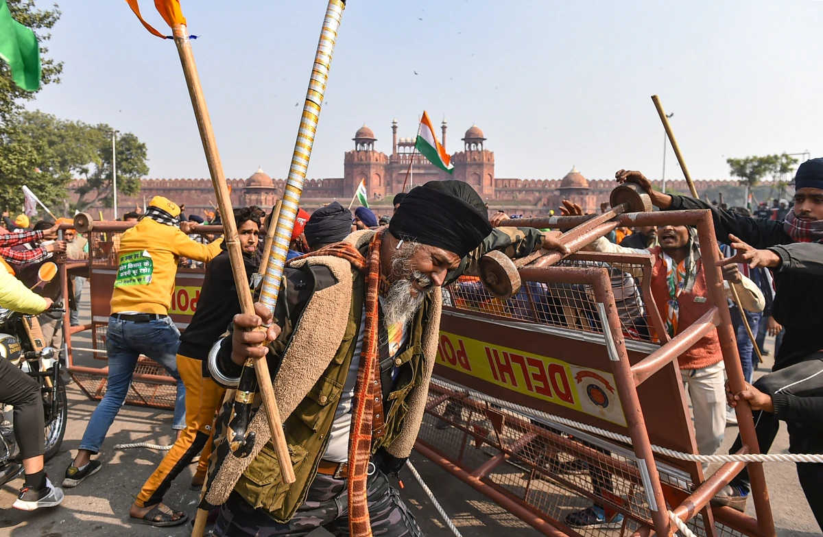 Protesting farmers trying to remove a police barricade near the red Fort on Tuesday