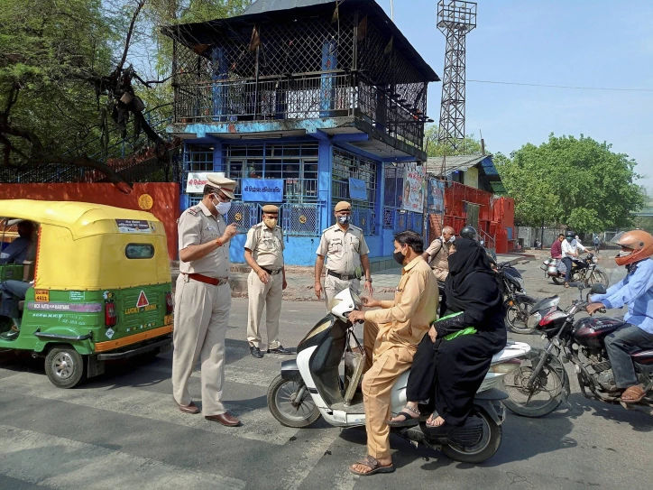 Life comes to halt as weekend curfew begins across Delhi